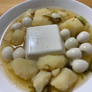 豆腐、じゃがいも、うずらの卵、スープ